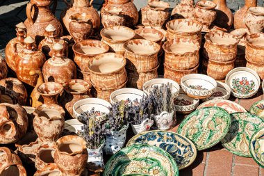 Sibiu City, Romanya - 05 Eylül 2021. Romanya 'nın Sibiu kentindeki çömlekçiler fuarında geleneksel Rumen el yapımı seramik pazarı