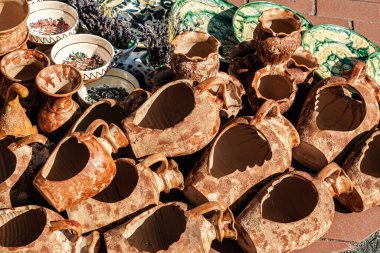 Sibiu City, Romanya - 05 Eylül 2021. Romanya 'nın Sibiu kentindeki çömlekçiler fuarında geleneksel Rumen el yapımı seramik pazarı