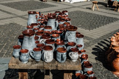 Sibiu City, Romanya - 05 Eylül 2021. Romanya 'nın Sibiu kentindeki çömlekçiler fuarında geleneksel Rumen el yapımı seramik pazarı