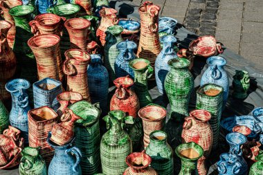 Sibiu City, Romanya - 05 Eylül 2021. Romanya 'nın Sibiu kentindeki çömlekçiler fuarında geleneksel Rumen el yapımı seramik pazarı