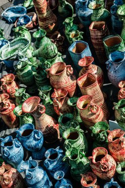 Sibiu City, Romanya - 05 Eylül 2021. Romanya 'nın Sibiu kentindeki çömlekçiler fuarında geleneksel Rumen el yapımı seramik pazarı