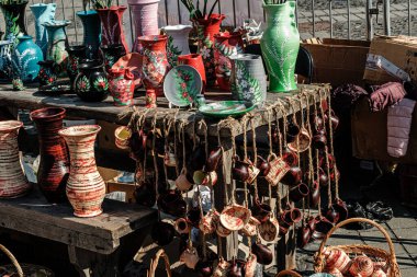 Sibiu City, Romanya - 05 Eylül 2021. Romanya 'nın Sibiu kentindeki çömlekçiler fuarında geleneksel Rumen el yapımı seramik pazarı