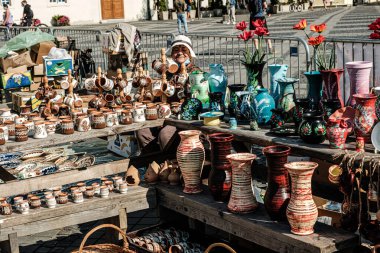 Sibiu City, Romanya - 05 Eylül 2021. Romanya 'nın Sibiu kentindeki çömlekçiler fuarında geleneksel Rumen el yapımı seramik pazarı