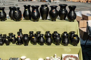 Sibiu City, Romanya - 05 Eylül 2021. Romanya 'nın Sibiu kentindeki çömlekçiler fuarında geleneksel Rumen el yapımı seramik pazarı