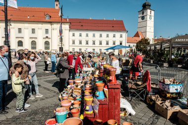 Sibiu City, Romanya - 05 Eylül 2021. Romanya 'nın Sibiu kentindeki çömlekçiler fuarında geleneksel Rumen el yapımı seramik pazarı