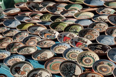 Sibiu City, Romanya - 05 Eylül 2021. Romanya 'nın Sibiu kentindeki çömlekçiler fuarında geleneksel Rumen el yapımı seramik pazarı