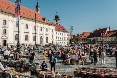 Sibiu City, Romanya - 05 Eylül 2021. Romanya 'nın Sibiu kentindeki çömlekçiler fuarında geleneksel Rumen el yapımı seramik pazarı