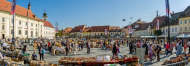 Sibiu City, Romanya - 05 Eylül 2021. Romanya 'nın Sibiu kentindeki çömlekçiler fuarında geleneksel Rumen el yapımı seramik pazarı