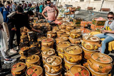 Sibiu City, Romanya - 05 Eylül 2021. Romanya 'nın Sibiu kentindeki çömlekçiler fuarında geleneksel Rumen el yapımı seramik pazarı