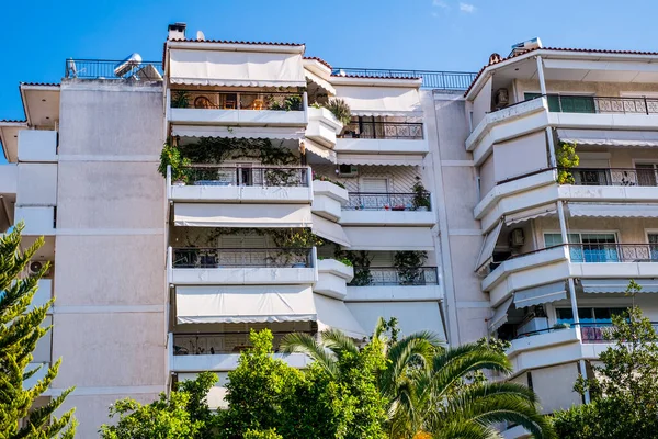 Atina, Yunanistan - 12 Şubat 2020 Atina 'nın güzel caddeleri apartmanlar, arabalar ve dükkanlar