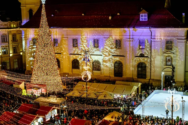 罗马尼亚锡比乌 2019年11月16日 罗马尼亚特兰西瓦尼亚锡比乌历史中心的传统圣诞市场全景 — 图库照片