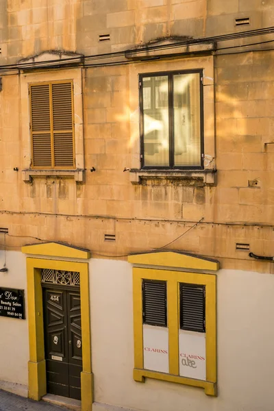 Valletta Malta, 18 Temmuz 2019 eski ve yeni modern binalarla Malta 'nın güzel sokaklarını geziyor.