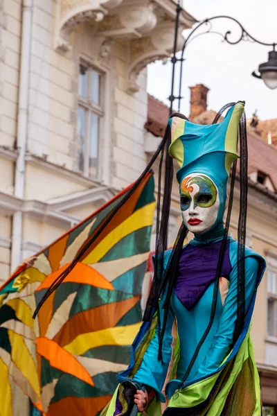 Sibiu City, Romanya - 24 Ağustos 2021. Renkler, Teatro Pavana İtalya / Hollanda. Romanya 'nın Sibiu kentinde düzenlenen Uluslararası Tiyatro Festivali' nde sanatçılar sahne alıyor.