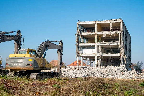 Sibiu City, Romanya - 26 Ekim 2019. Hidrolik kazıcı ile yıkılan bina