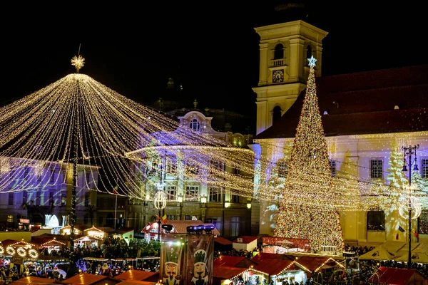 Sibiu, Romanya - 16 Kasım 2019. Romanya 'nın Transilvanya' nın tarihi merkezi Sibiu 'daki Geleneksel Noel pazarının panoramik manzarası.