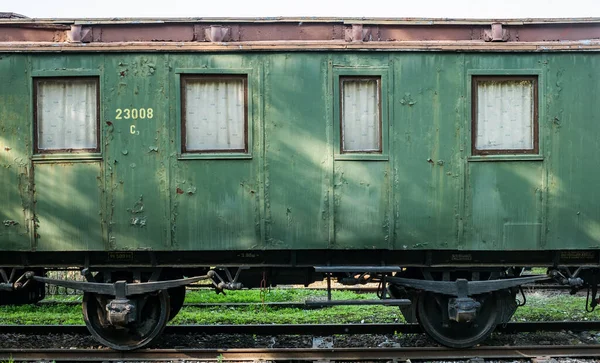 Rusçuk şehri, Bulgaristan - 21 Ekim 2017. Eski kullanılmayan tren lokomotifleri ve vagonlar Endüstri ve Demiryolu Müzesi 'ndeki depoda yan raylarda.