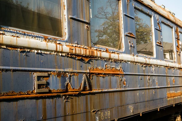 Ruse City Bulgaria October 2017 工业和铁路博物馆车站侧轨上废弃的旧复古火车机车和货车 — 图库照片