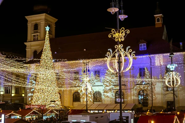 Sibiu, Romanya - 16 Kasım 2019. Romanya 'nın Transilvanya kentinin tarihi Sibiu kentinde geleneksel Noel pazarı.