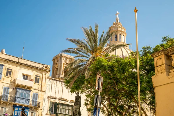 Valletta Malta, 18 Temmuz 2019 eski ve yeni modern binalarla Malta 'nın güzel sokaklarını geziyor.