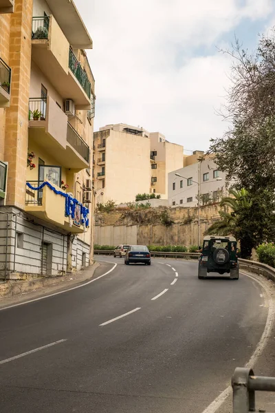 Valletta Malta, 18 Temmuz 2019 eski ve yeni modern binalarla Malta 'nın güzel sokaklarını geziyor.