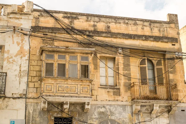 Valletta Malta, 18 Temmuz 2019 eski ve yeni modern binalarla Malta 'nın güzel sokaklarını geziyor.