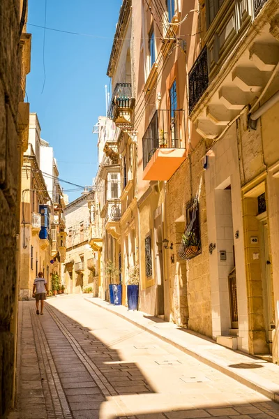2019年7月18日 马耳他瓦莱塔 带着古老的历史建筑和新的现代建筑在马耳他美丽的街道上穿梭 — 图库照片