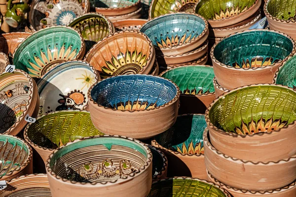 Sibiu City, Romanya - 05 Eylül 2021. Romanya 'nın Sibiu kentindeki çömlekçiler fuarında geleneksel Rumen el yapımı seramik pazarı