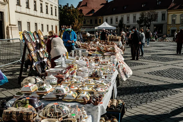 Sibiu City, Romanya - 05 Eylül 2021. Romanya 'nın Sibiu kentindeki çömlekçiler fuarında geleneksel Rumen el yapımı seramik pazarı