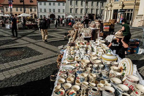 Sibiu City, Romanya - 05 Eylül 2021. Romanya 'nın Sibiu kentindeki çömlekçiler fuarında geleneksel Rumen el yapımı seramik pazarı