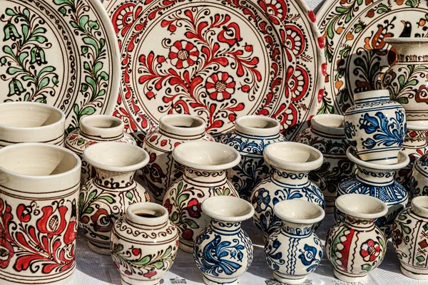 Sibiu City, Romanya - 05 Eylül 2021. Romanya 'nın Sibiu kentindeki çömlekçiler fuarında geleneksel Rumen el yapımı seramik pazarı