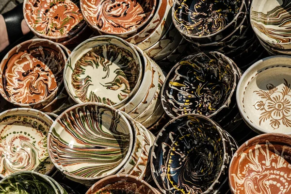 Sibiu City, Romanya - 05 Eylül 2021. Romanya 'nın Sibiu kentindeki çömlekçiler fuarında geleneksel Rumen el yapımı seramik pazarı