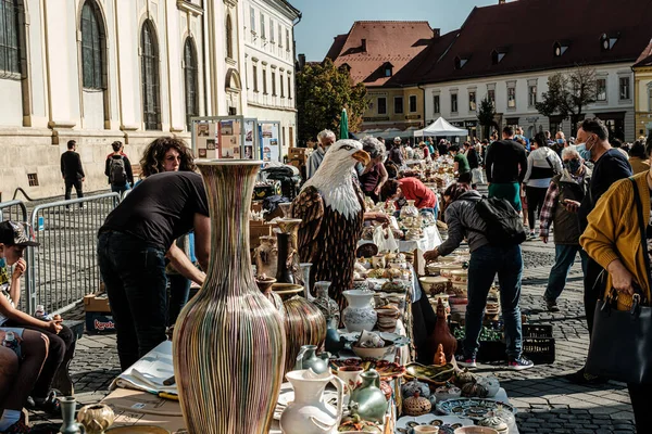 Sibiu City, Romanya - 05 Eylül 2021. Romanya 'nın Sibiu kentindeki çömlekçiler fuarında geleneksel Rumen el yapımı seramik pazarı