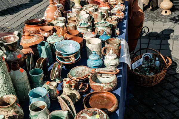 Sibiu City, Romanya - 05 Eylül 2021. Romanya 'nın Sibiu kentindeki çömlekçiler fuarında geleneksel Rumen el yapımı seramik pazarı