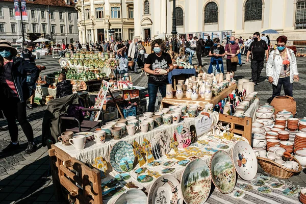 Sibiu City, Romanya - 05 Eylül 2021. Romanya 'nın Sibiu kentindeki çömlekçiler fuarında geleneksel Rumen el yapımı seramik pazarı