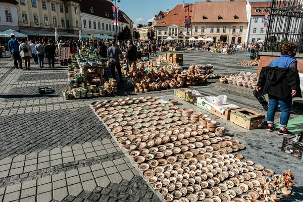 Sibiu City, Romanya - 05 Eylül 2021. Romanya 'nın Sibiu kentindeki çömlekçiler fuarında geleneksel Rumen el yapımı seramik pazarı