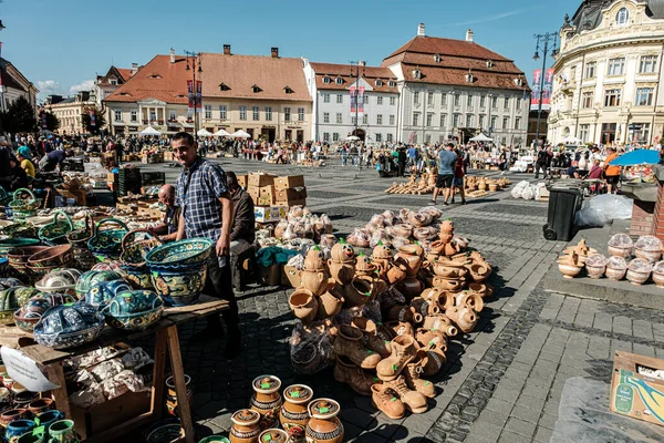 Sibiu City, Romanya - 05 Eylül 2021. Romanya 'nın Sibiu kentindeki çömlekçiler fuarında geleneksel Rumen el yapımı seramik pazarı