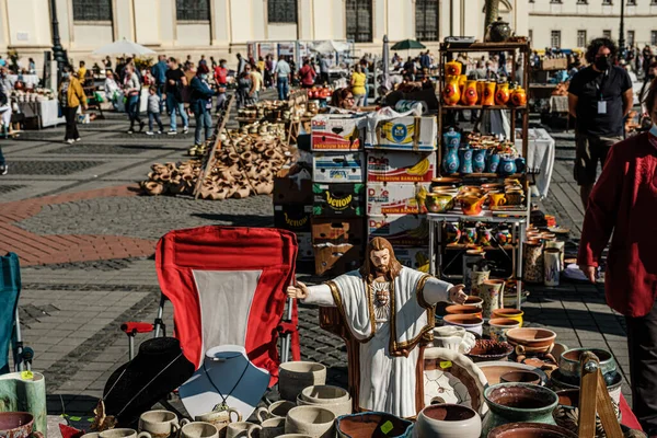 Sibiu City, Romanya - 05 Eylül 2021. Romanya 'nın Sibiu kentindeki çömlekçiler fuarında geleneksel Rumen el yapımı seramik pazarı