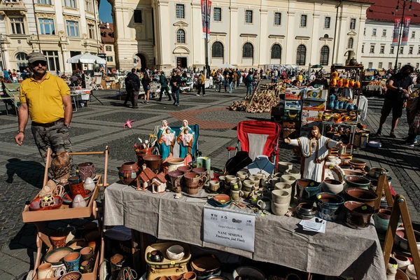 Sibiu City, Romanya - 05 Eylül 2021. Romanya 'nın Sibiu kentindeki çömlekçiler fuarında geleneksel Rumen el yapımı seramik pazarı