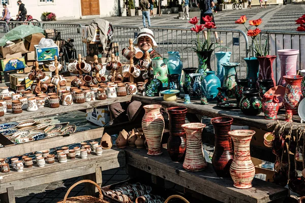 Sibiu City, Romanya - 05 Eylül 2021. Romanya 'nın Sibiu kentindeki çömlekçiler fuarında geleneksel Rumen el yapımı seramik pazarı