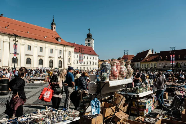 Sibiu City, Romanya - 05 Eylül 2021. Romanya 'nın Sibiu kentindeki çömlekçiler fuarında geleneksel Rumen el yapımı seramik pazarı