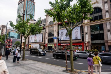 Şangay, Çin - 26 Nisan 2025 Muhteşem şehir Şangay 'da yürüyüş turu, hareketli bir şehir sokak sahnesi