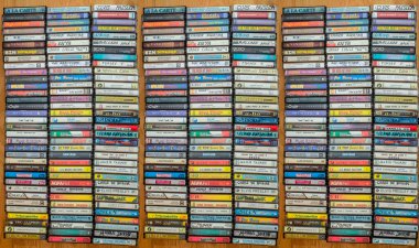 Giurgiu, Romanya - 21 Nisan 2016. Ses kaset koleksiyonu, üst görünüm