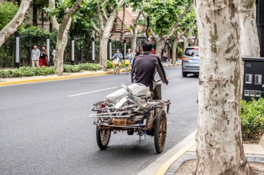 Şangay, Çin - 28 Nisan 2025. Çin Üç Tekerlekli Teslimat Bisikleti. Pedallı ve elektrikli motorlu teslimatlarda kullanılan eski bir Çin kargo üç tekerlekli bisikleti.