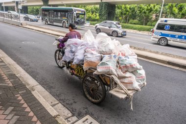 Şangay, Çin - 28 Nisan 2025. Çin Üç Tekerlekli Teslimat Bisikleti. Pedallı ve elektrikli motorlu teslimatlarda kullanılan eski bir Çin kargo üç tekerlekli bisikleti.
