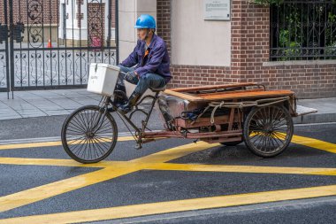 Şangay, Çin - 28 Nisan 2025. Çin Üç Tekerlekli Teslimat Bisikleti. Pedallı ve elektrikli motorlu teslimatlarda kullanılan eski bir Çin kargo üç tekerlekli bisikleti.