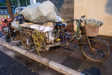 Şangay, Çin - 28 Nisan 2025. Çin Üç Tekerlekli Teslimat Bisikleti. Pedallı ve elektrikli motorlu teslimatlarda kullanılan eski bir Çin kargo üç tekerlekli bisikleti.