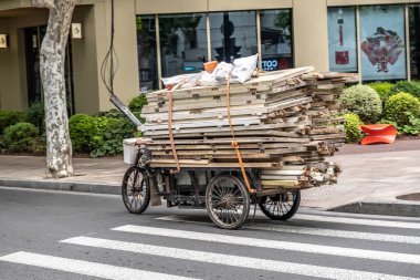 Şangay, Çin - 28 Nisan 2025. Çin Üç Tekerlekli Teslimat Bisikleti. Pedallı ve elektrikli motorlu teslimatlarda kullanılan eski bir Çin kargo üç tekerlekli bisikleti.