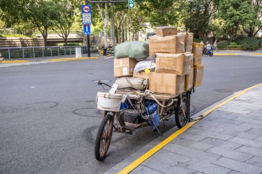 Şangay, Çin - 28 Nisan 2025. Çin Üç Tekerlekli Teslimat Bisikleti. Pedallı ve elektrikli motorlu teslimatlarda kullanılan eski bir Çin kargo üç tekerlekli bisikleti.