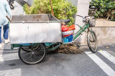 Şangay, Çin - 28 Nisan 2025. Çin Üç Tekerlekli Teslimat Bisikleti. Pedallı ve elektrikli motorlu teslimatlarda kullanılan eski bir Çin kargo üç tekerlekli bisikleti.