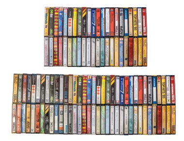 Sibiu, Romanya - 4 Nisan 2023. Eski antika ses kasetlerinden oluşan bir koleksiyonun üst görünümü